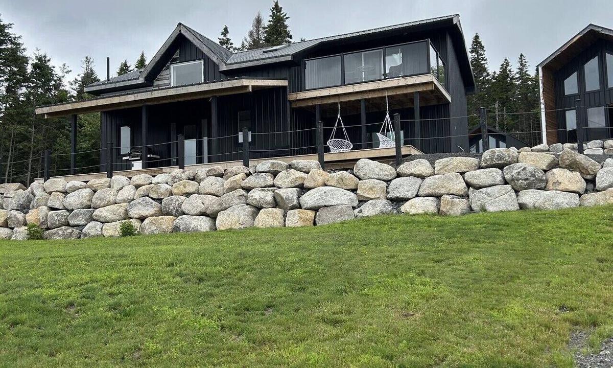 Riverport House | A modern three bedroom house with skywalk; perched at the highest topographic point of the estate.