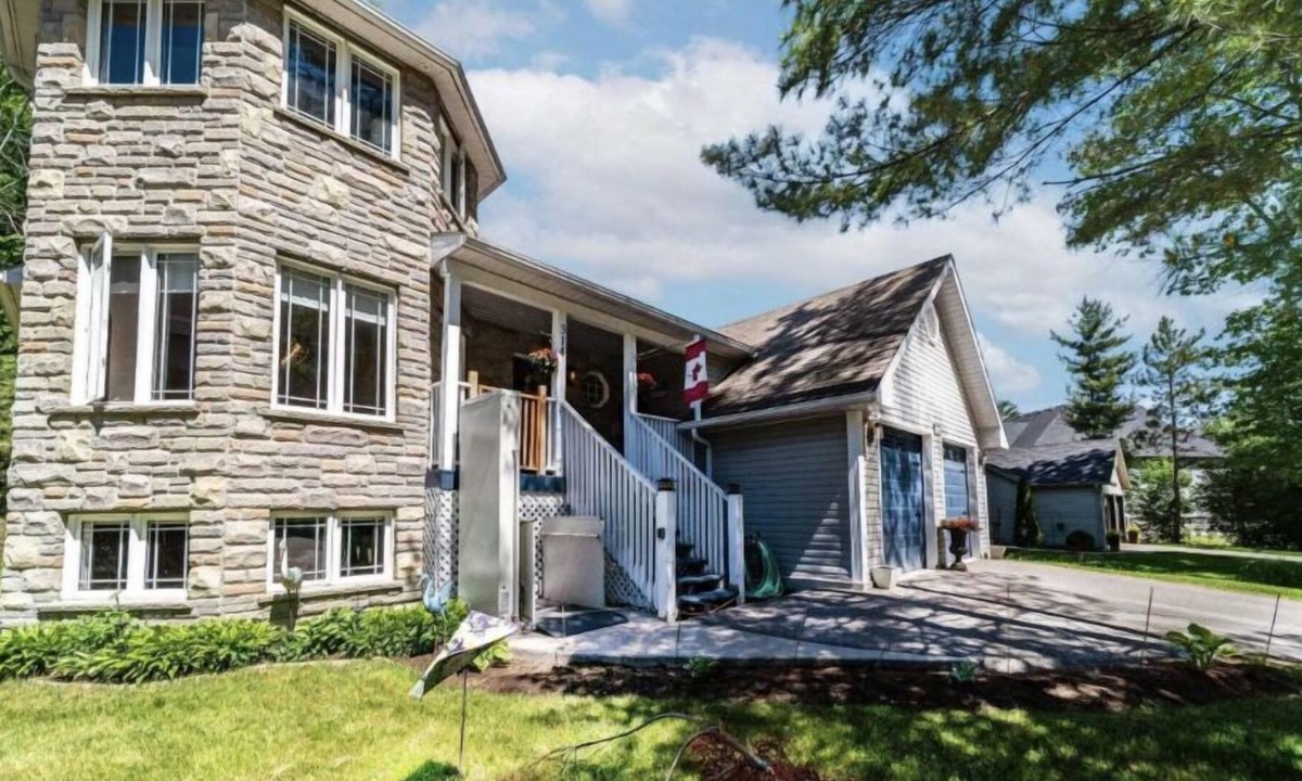 Wasaga Beach House | A place where you come as guests & leave as friends!