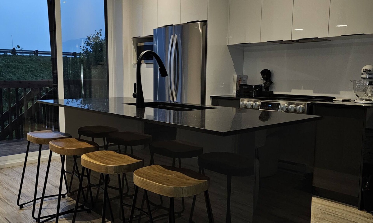 Sherbrooke House | A Symphony of Style & Luxury: Dive into Our Elite Townhouse!