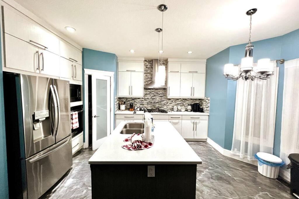 Northwest Edmonton House | AB5bed Spacious 5BR Home garage parking/sleeps16/Wifi