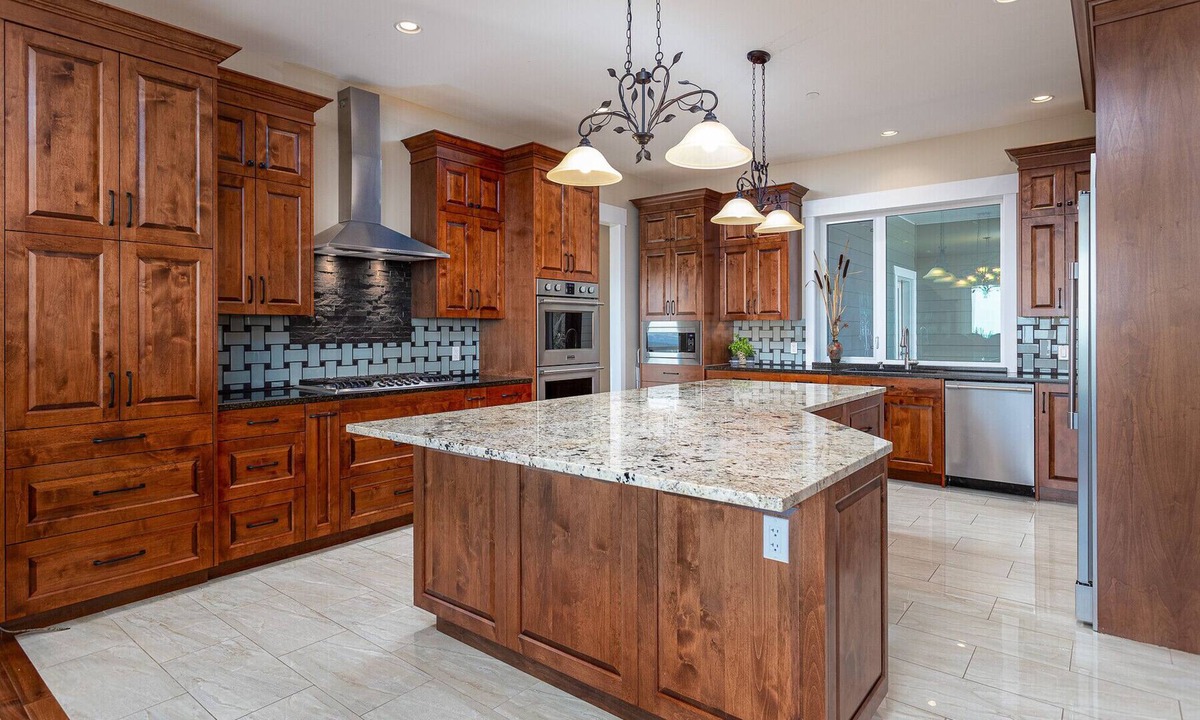 Malahat House | 'Above It All' a spacious sundrenched house with expansive deck and Epic views.