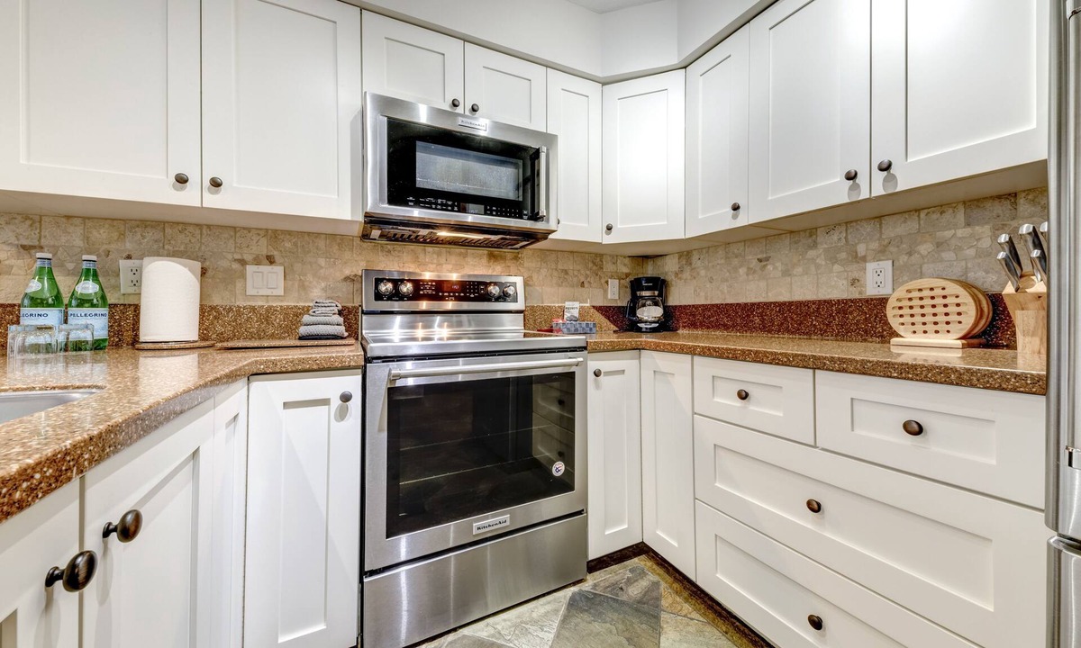 Upper Village Condo | Acer Vacations | Large 2 Bedroom | Ski-in/Out | Hot Tub | Pool | W/D | Wifi | Greystone Lodge
