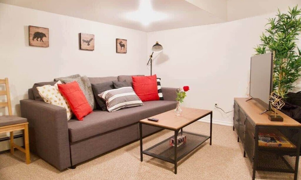 Moose Jaw Apartment | Affordable Cozy Suite, Parking, 4k Smart TV, WiFi ☕