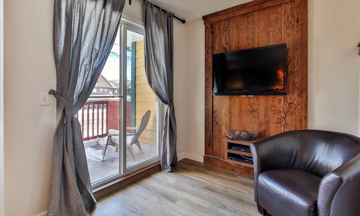 Canmore House | Air Conditioned Lady MacDonald View Townhouse - Downtown Canmore