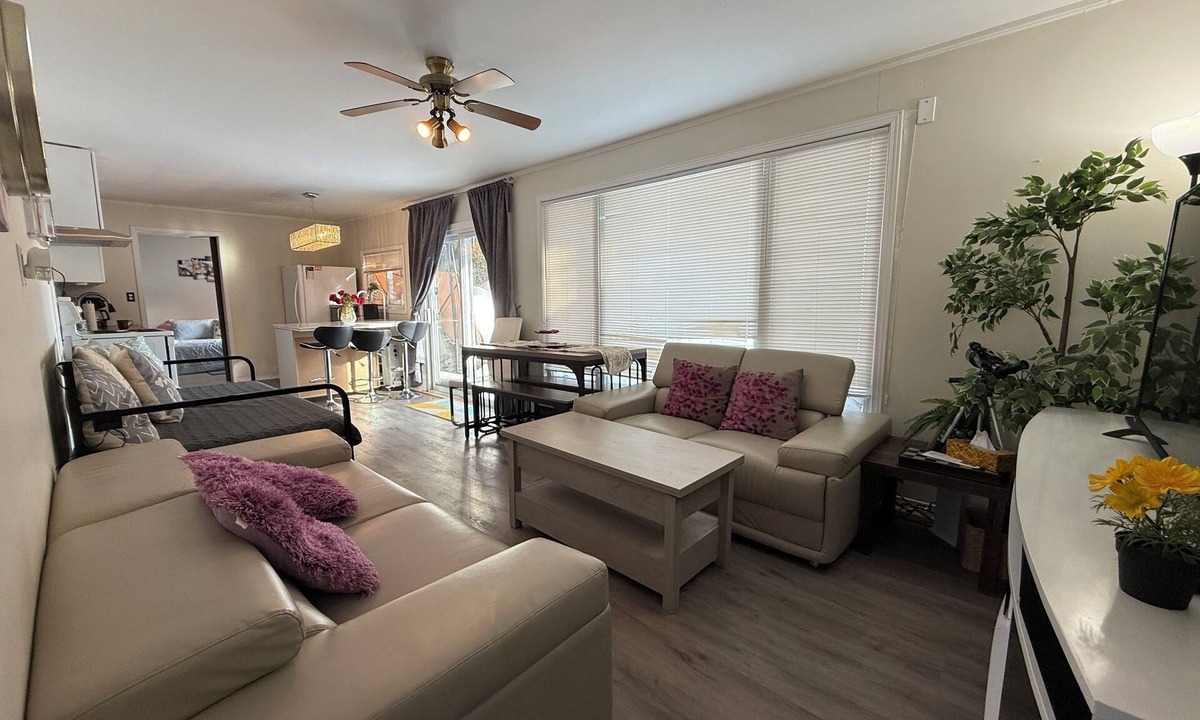 Wilberforce House | Algonquin S Lakeview 3BR H-Tub W-Stove Sandy Beach, Algonquin S Lakeview 3BR H-Tub W-Stove Sandy Bea