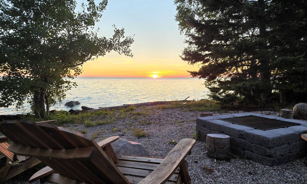 Lester Beach House | All season 3BR Lakefront Firepit & Place Hot Tub Sun Room 2-Garage Luxury House