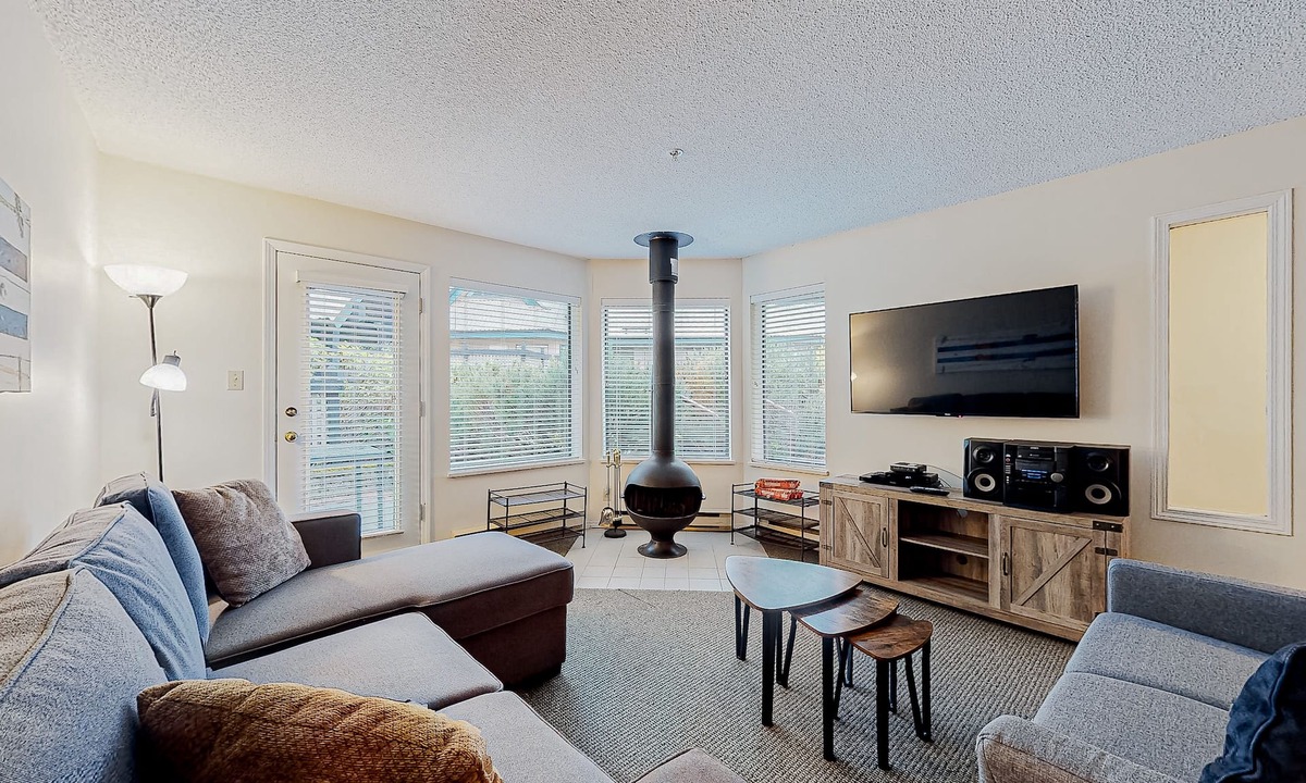 Blackcomb House | All-season townhome with ski & trail access - full kitchen & W/D