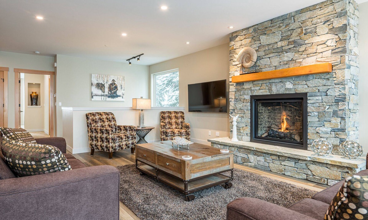 Silver Star Mountain House | Amazing Home with hot tub, laundry, BBQ and garage - Steps from the Village