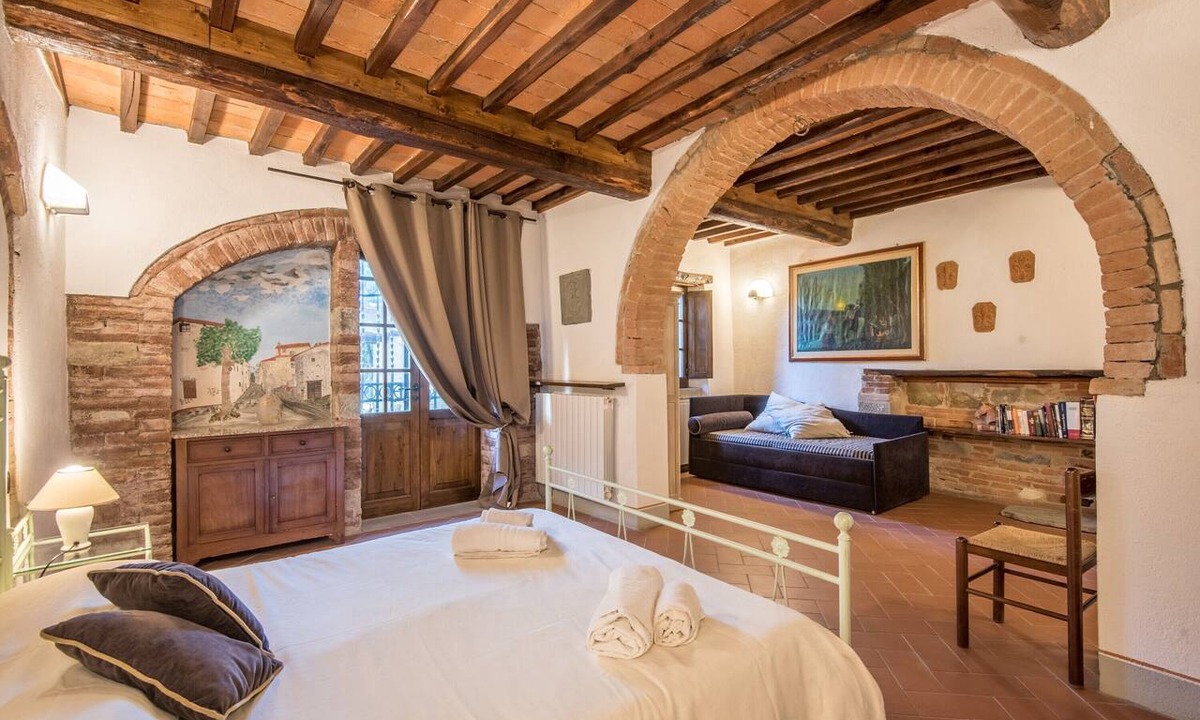 Rosennano Apartment | Apartment Casale Rosennano - Tinaia with Shared Garden & Wi-Fi