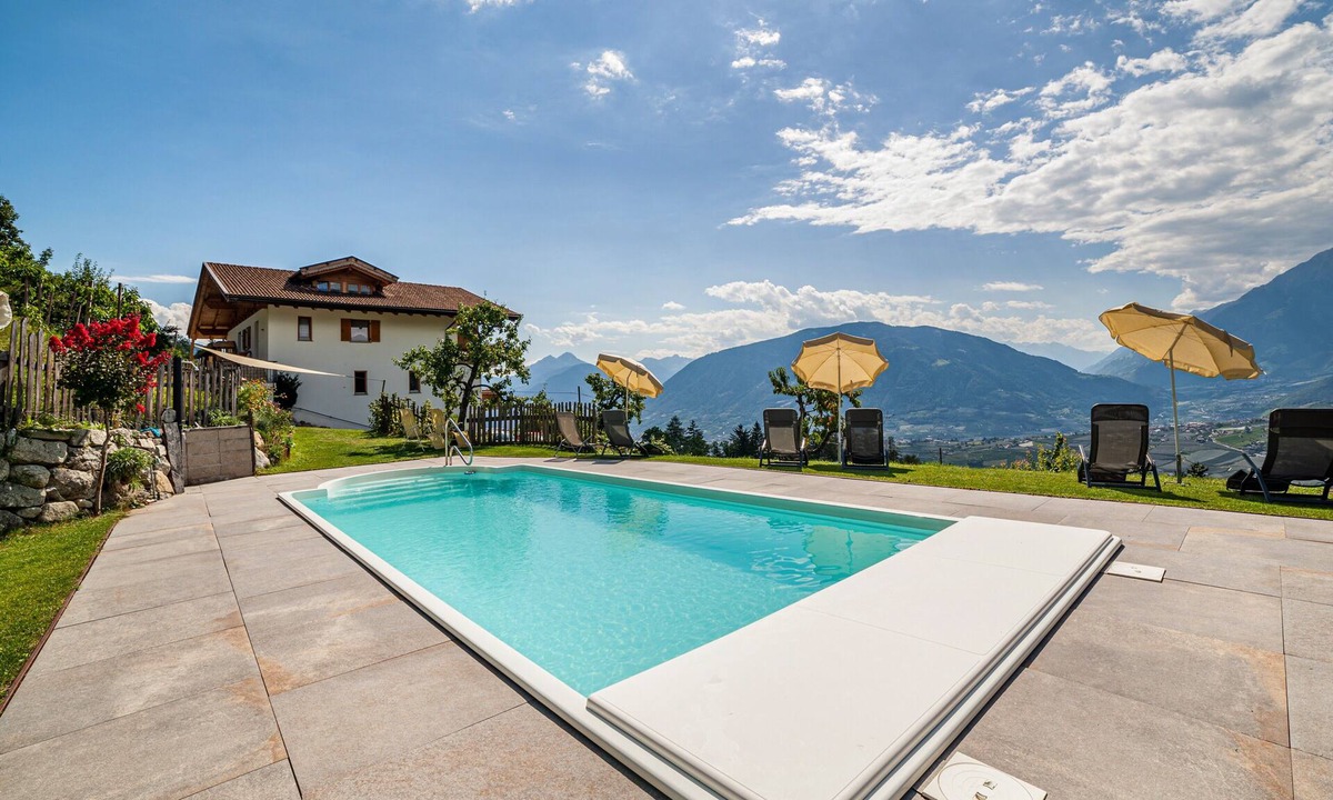 Schenna Apartment | Apartment 'Roath Hof 2' with Mountain View, Shared Pool & Wi-Fi