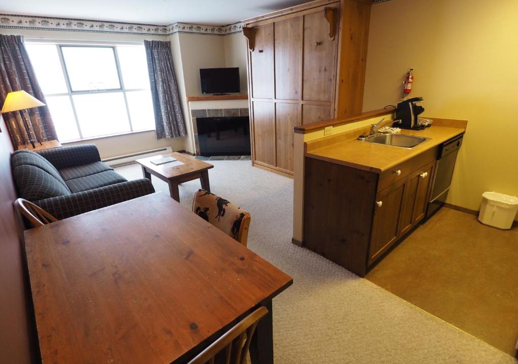 Okanagan-Similkameen Apartment | Apex Mountain Inn Suite 221-222 Condo