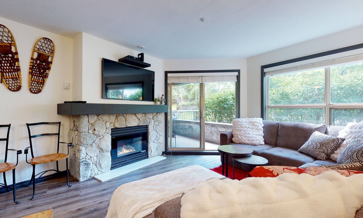Upper Village Apartment | ASPENS 132 | Prime Ski-In/Out Location! | 2BDR Luxury Condo | Pool & Hot Tub