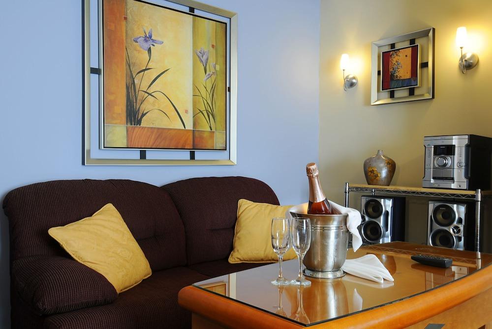 Auberge Pomerol | Gay Village