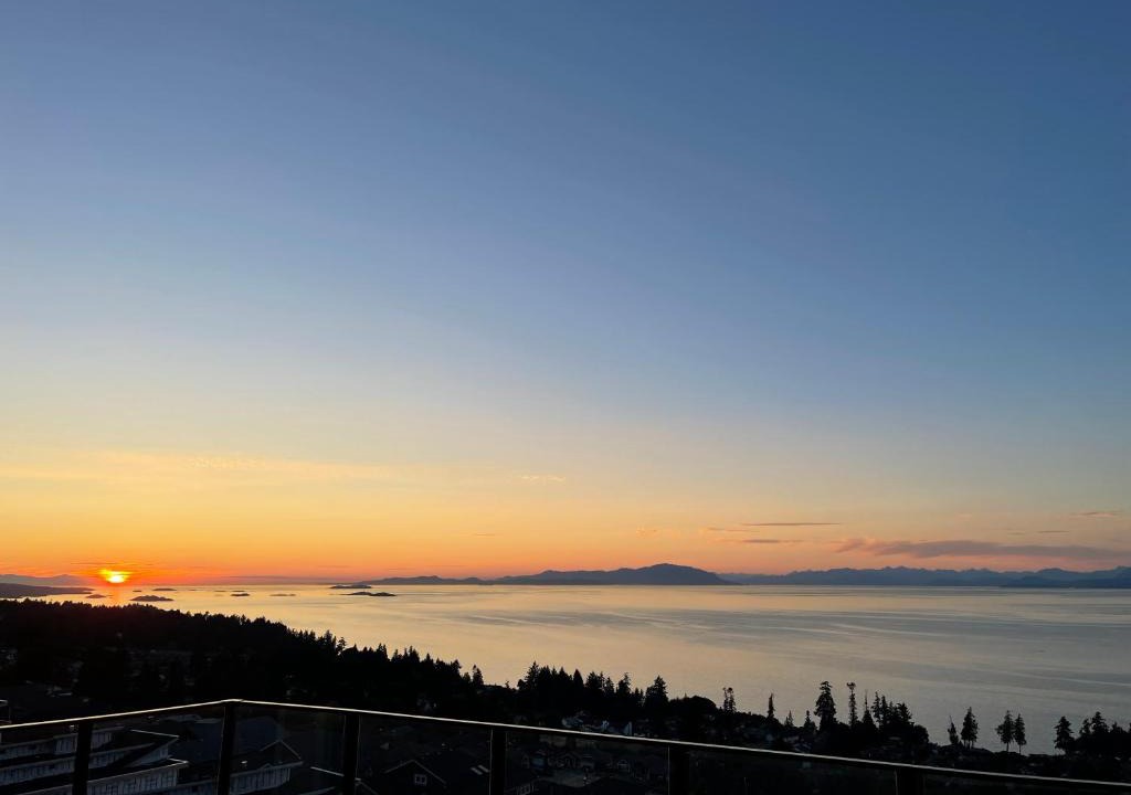 Regional District of Nanaimo House | Auspicious Sea View House