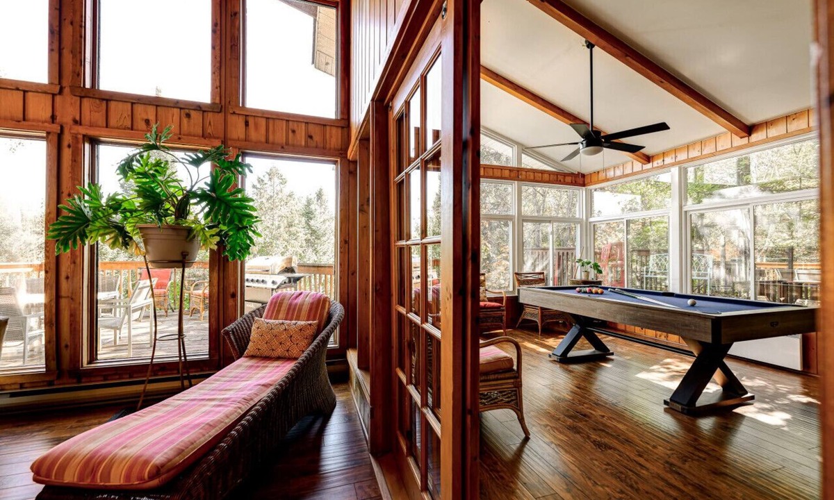 Sainte-Agathe-des-Monts House | Authentic Swiss Cabin - 4 BR with Hot Tub and pool table