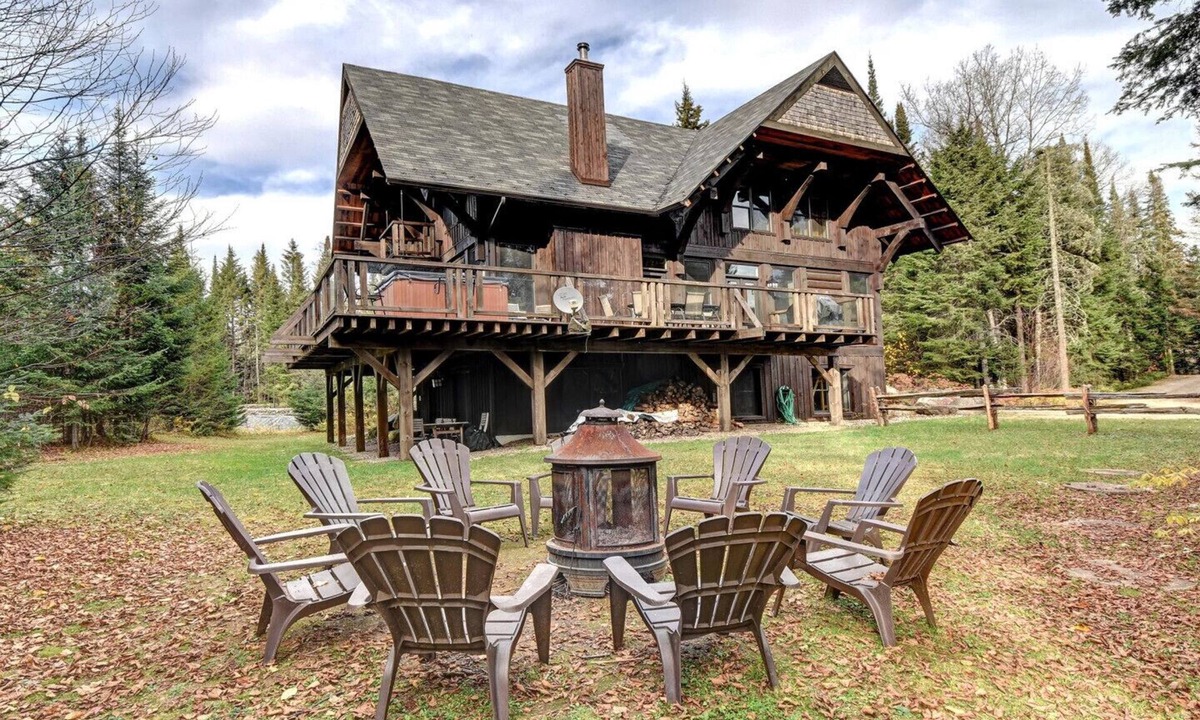 Lac Superieur Village Cottage | Authentic Log Home #053