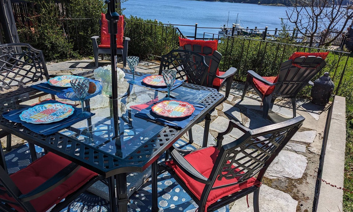 Sooke House | Awesome Waterfront Location!