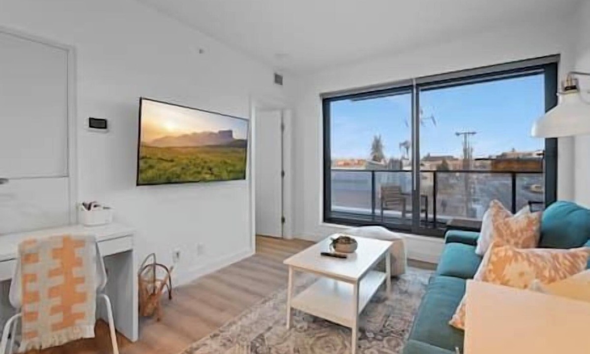 Bridgeland Apartment | "Baja Blast" 2BR |Mins to Stampede | Rooftop Patio