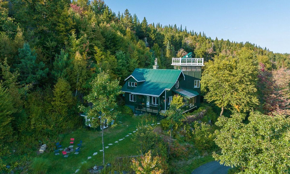 Saint Donat Ski Chalet | Beautiful rustic chalet with a tower and spectacular view. A spa and veranda open all year round.