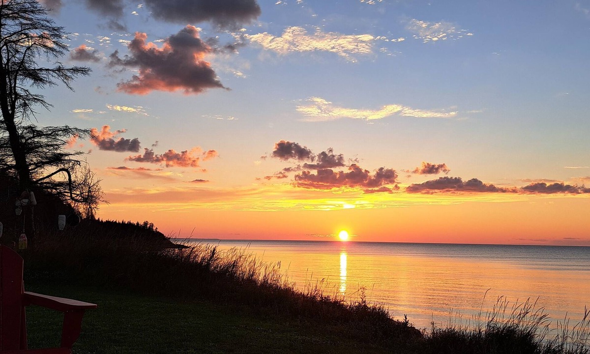 Cadman Corner Cottage | Beach-front 3 bedroom cottage with private access to a family-friendly beach.
