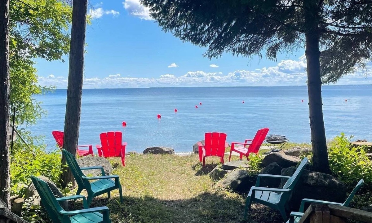 Innisfil Cottage | Beach Front Cottage on Beautiful Lake Simcoe