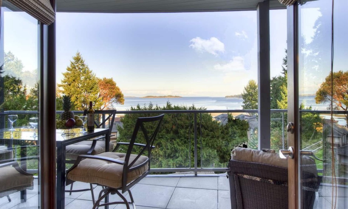 Regional District of Nanaimo House | Beachside Condo with Amazing Sea Views!