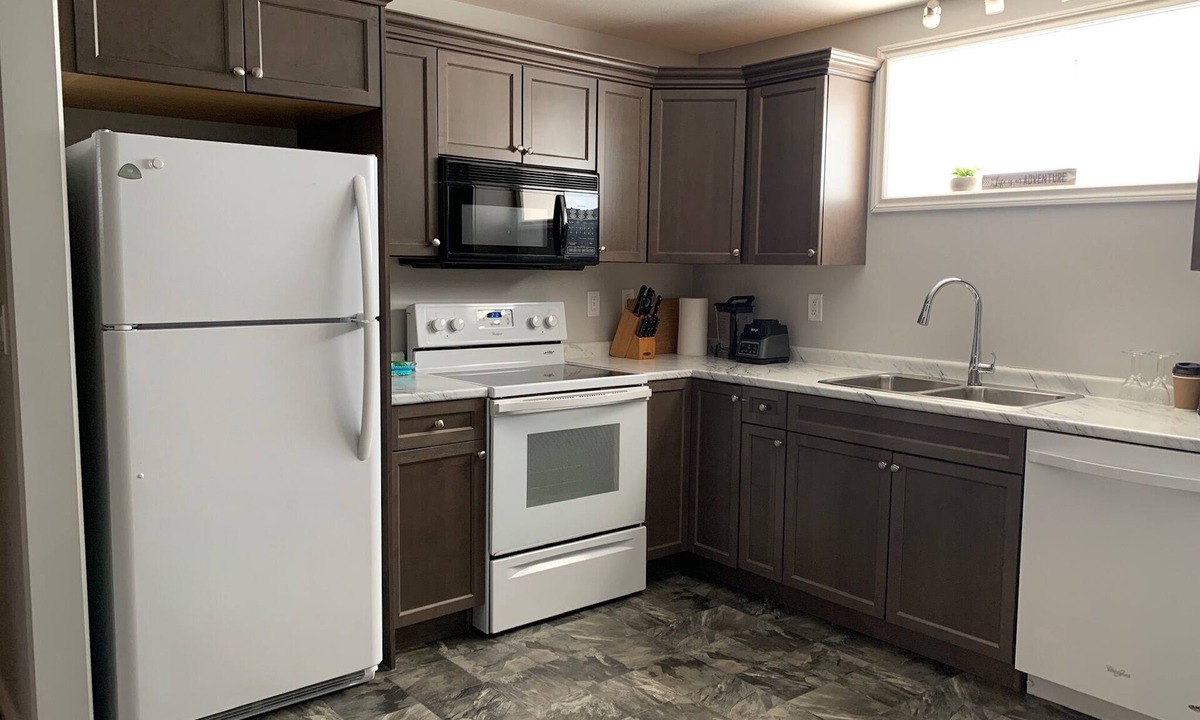 Saskatoon House | BEAUTIFUL 2 Bedroom Suite Close To The Airport minutes from downtown/hospital.