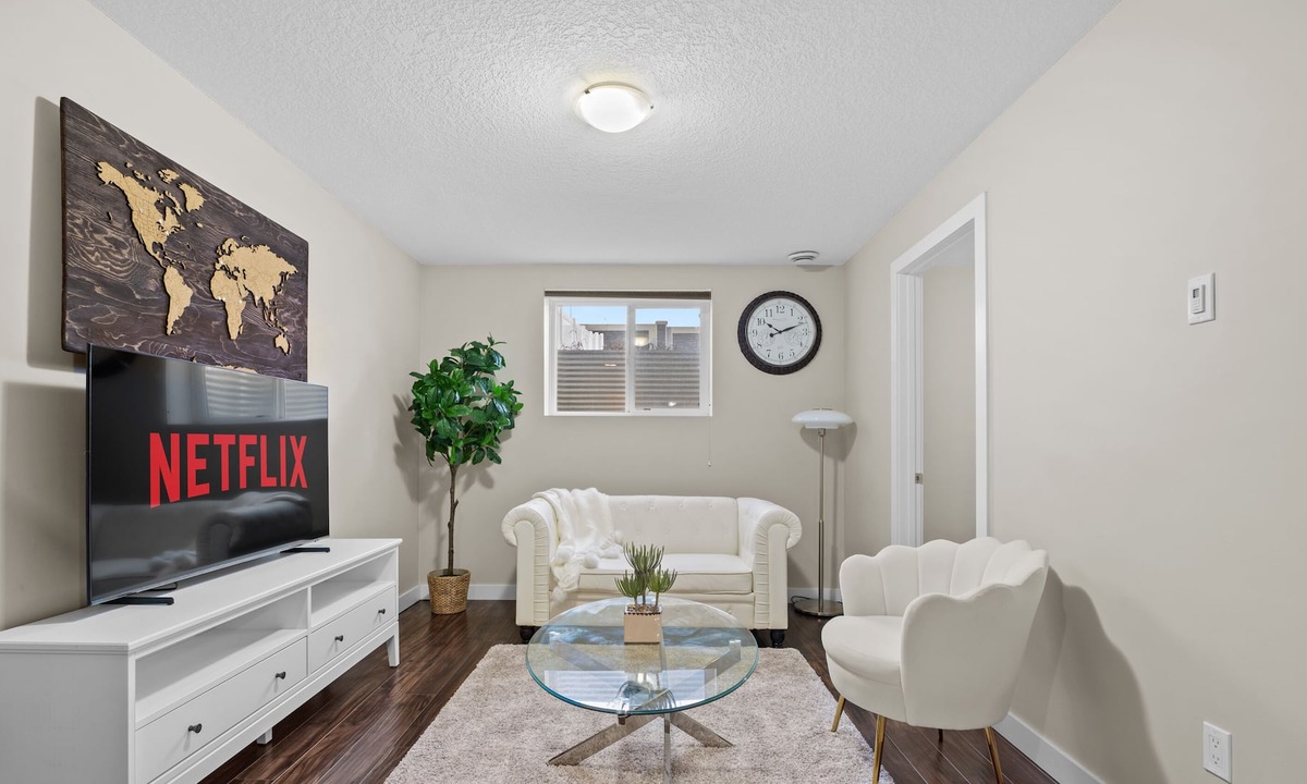 Northwest Calgary House | Beautiful 2Bedroom Basement Suite (free wifi/Parking)