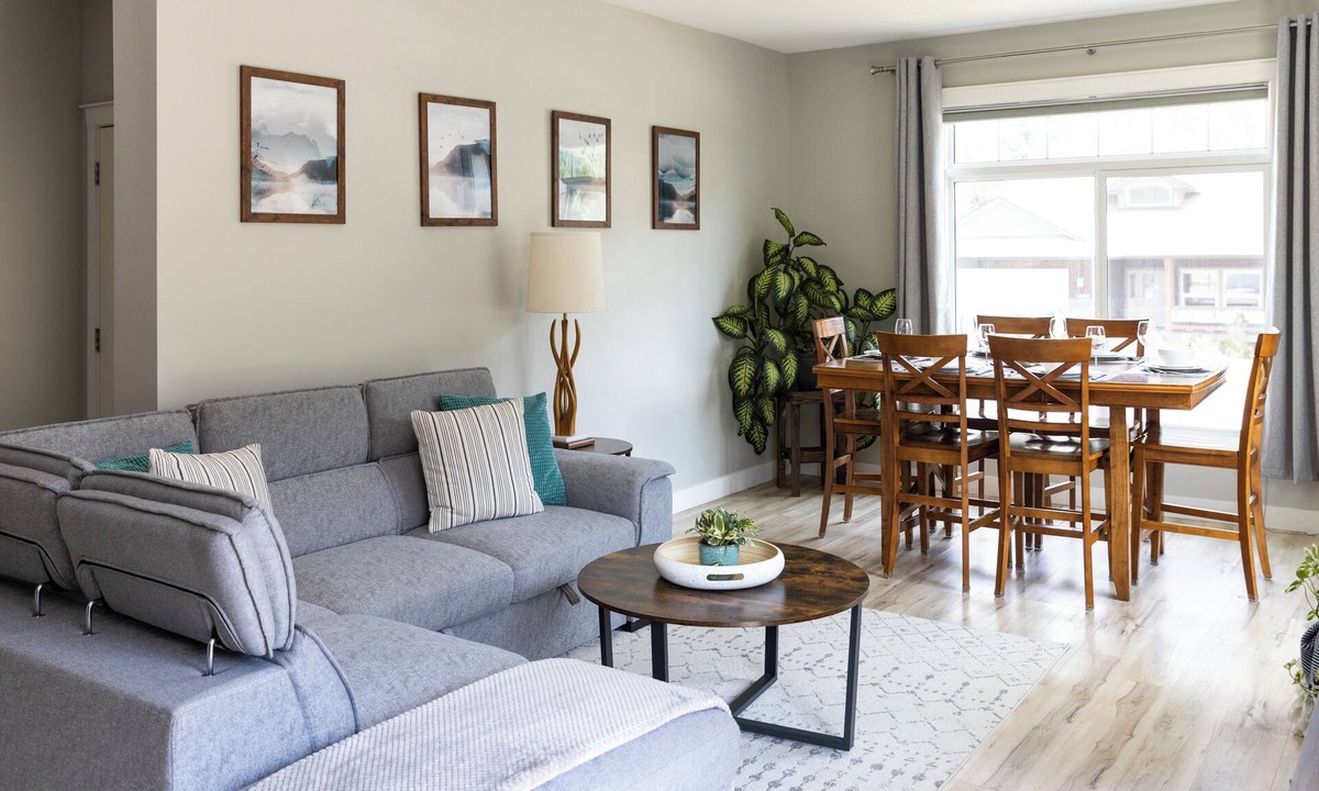 Revelstoke House | Beautiful 3 Bedroom House w/Hot Tub, Sauna & Private Yard - 2 Minutes to RMR