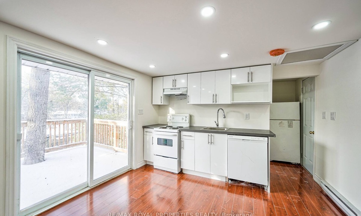 Washago House | Beautiful 3 BR Waterfront Home and 3 BR Mobile Home Sitting On Rock