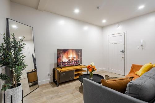 Cote-Des-Neiges—Notre-Dame-De-Grace Apartment | Beautiful 3BR Residence in MTL NDG