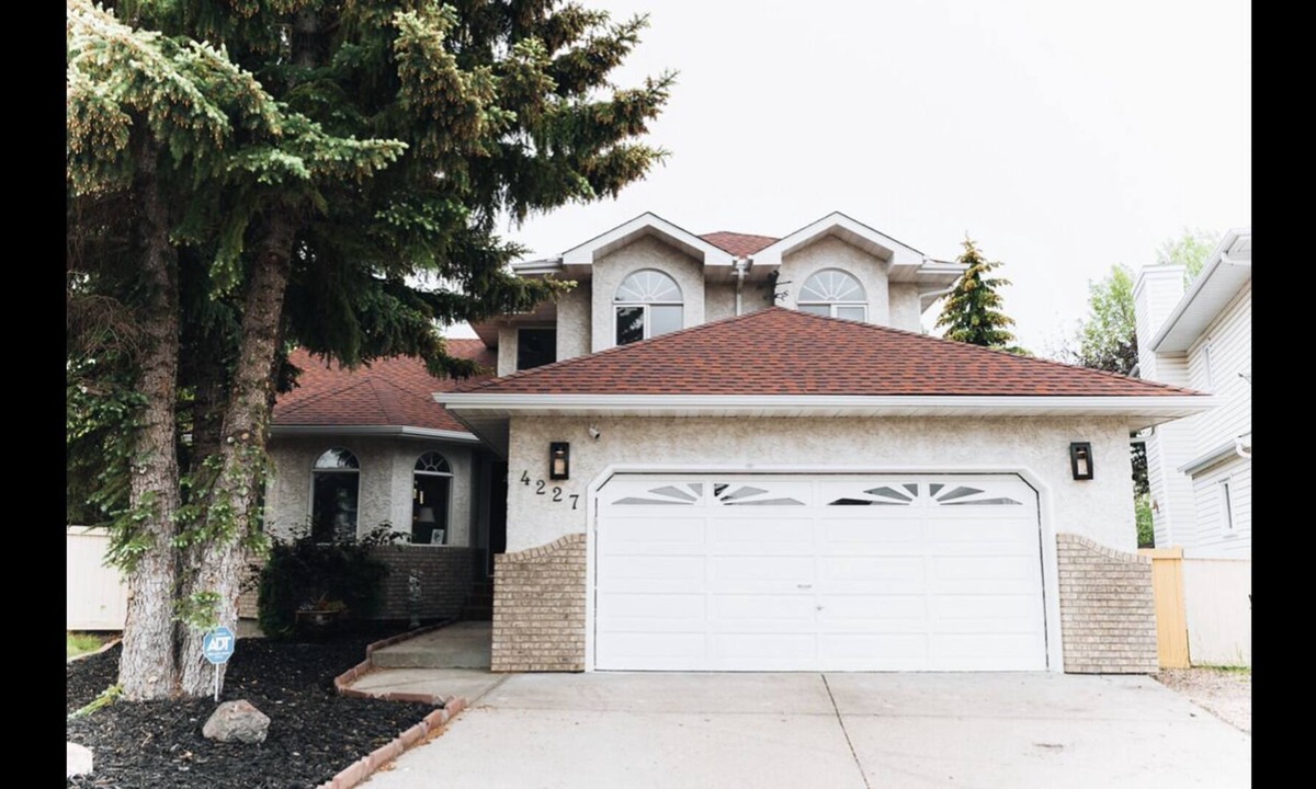 North Central Edmonton House | Beautiful and Enormous Backyard — Family Getaway