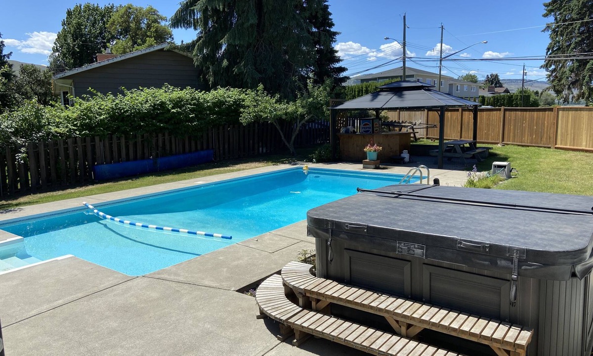 Kamloops House | Beautiful Big Home With Heated Inground Pool & Hot Tub!