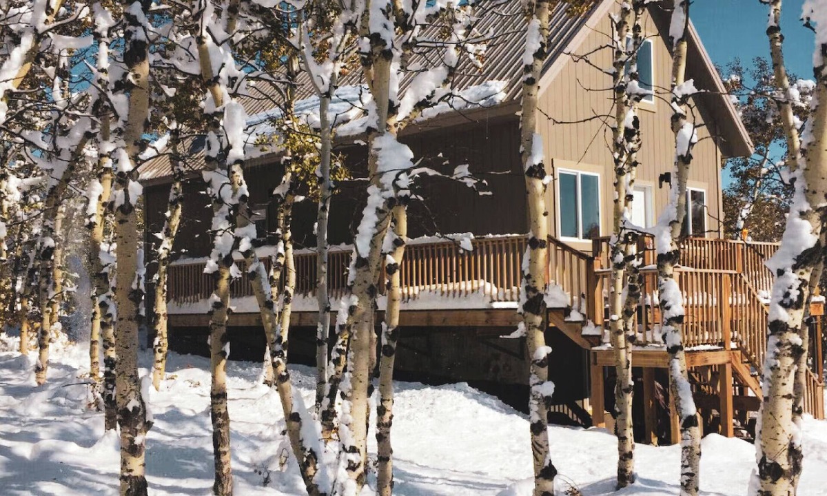 Division No. 3 Cabin | Beautiful Cabin in the Mountains