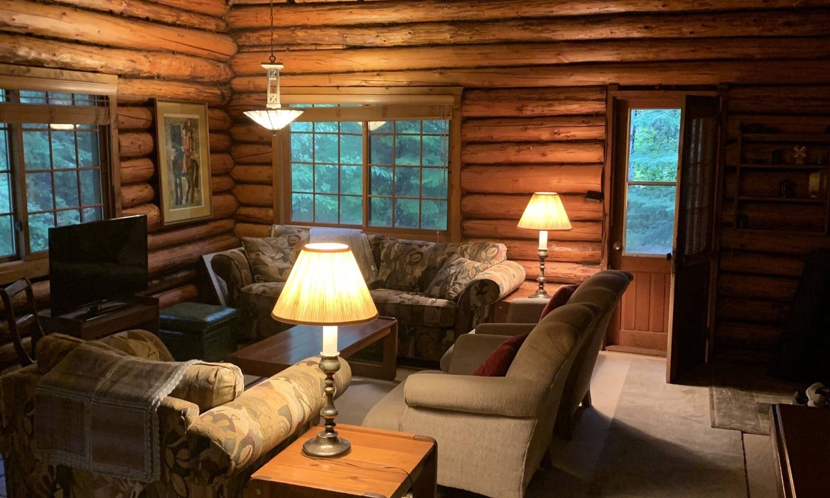 Victoria Beach Cottage | Beautiful cozy log cabin