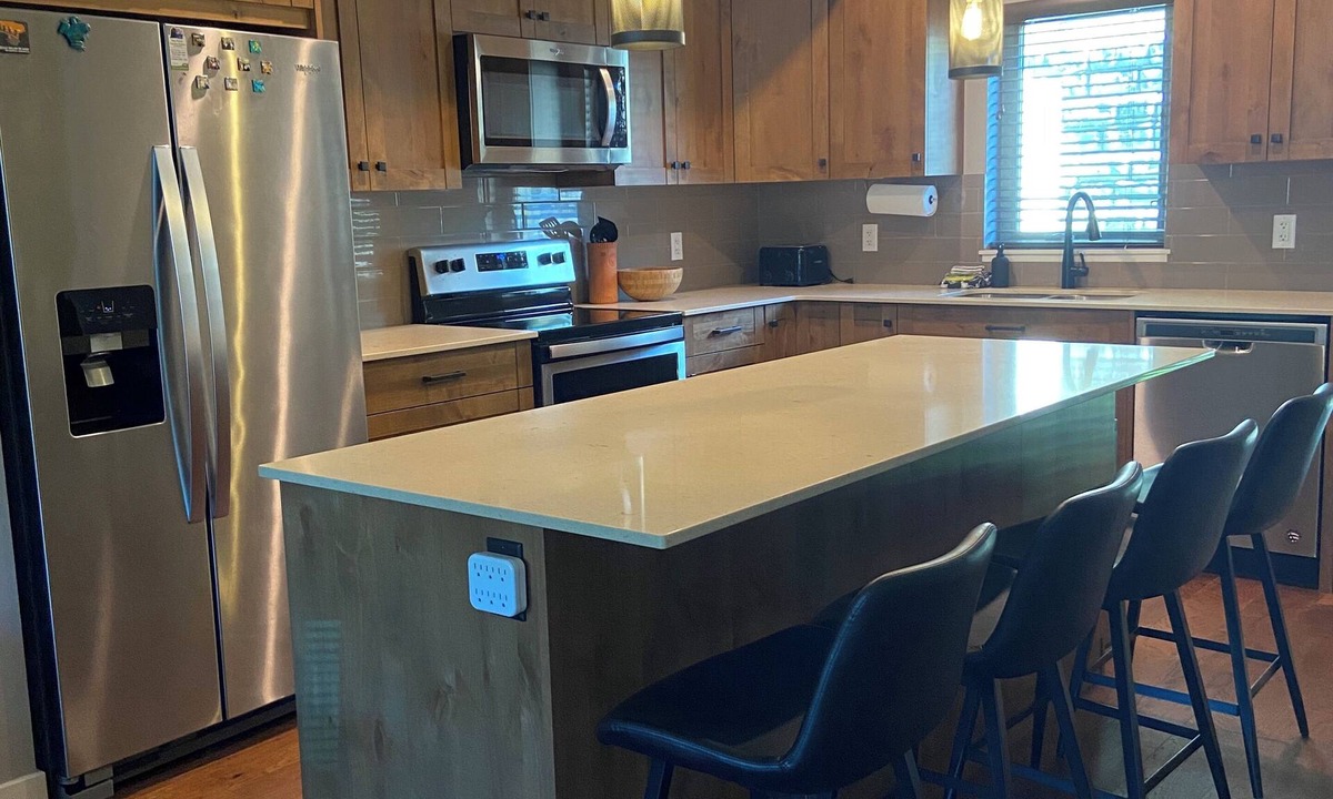 Sun Peaks House | Beautiful Echo Landing Retreat, Sleeps 8, 3 Bdrm, Private Hot Tub, Ski In/Out
