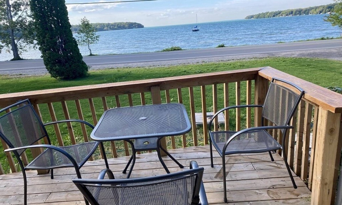 Oro-Medonte House | Beautiful lake view cottage ,Shallow Beach, Backyard privacy.Mid-Term rental