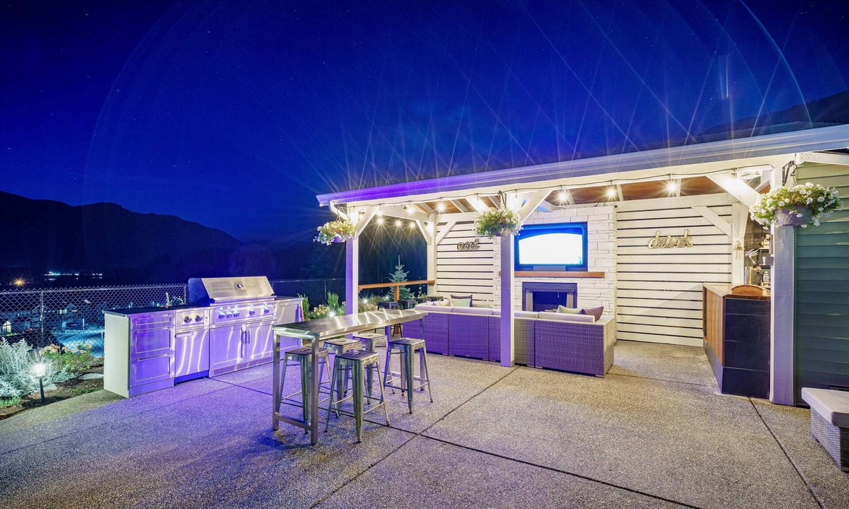 Agassiz House | Beautiful Mountain Views 3 bedroom, 2 bathroom guest suite w/hot tub & Sauna