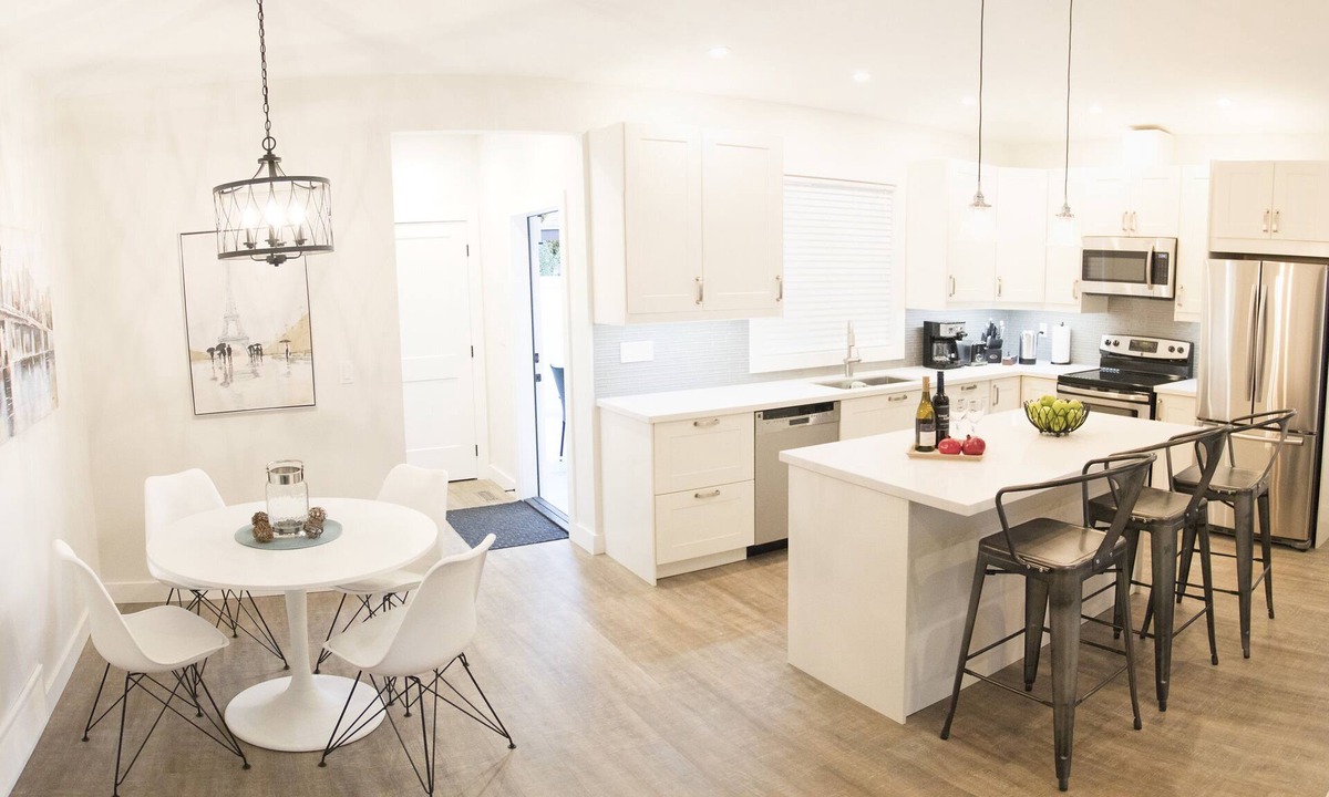 South Pandosy Cottage | Beautiful, New, Luxurious 2 bedroom/2 Bath Carriage House