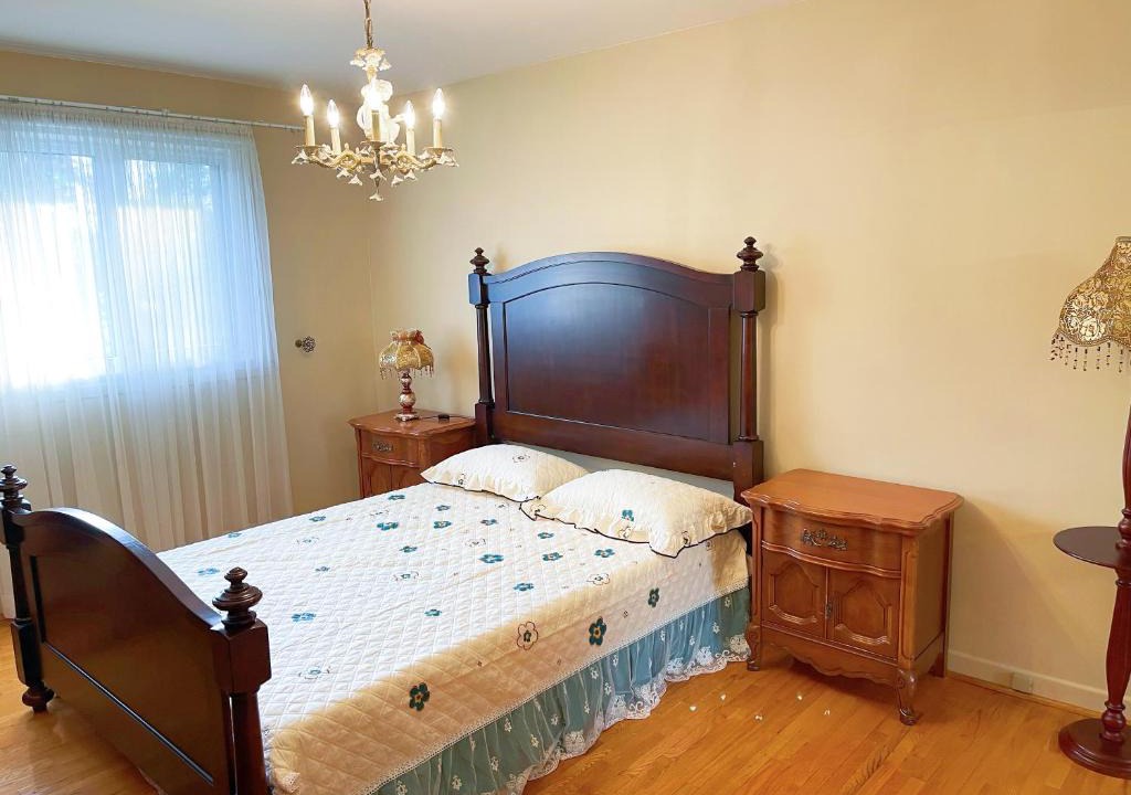 Brossard House | Beautiful private bedroom in a house