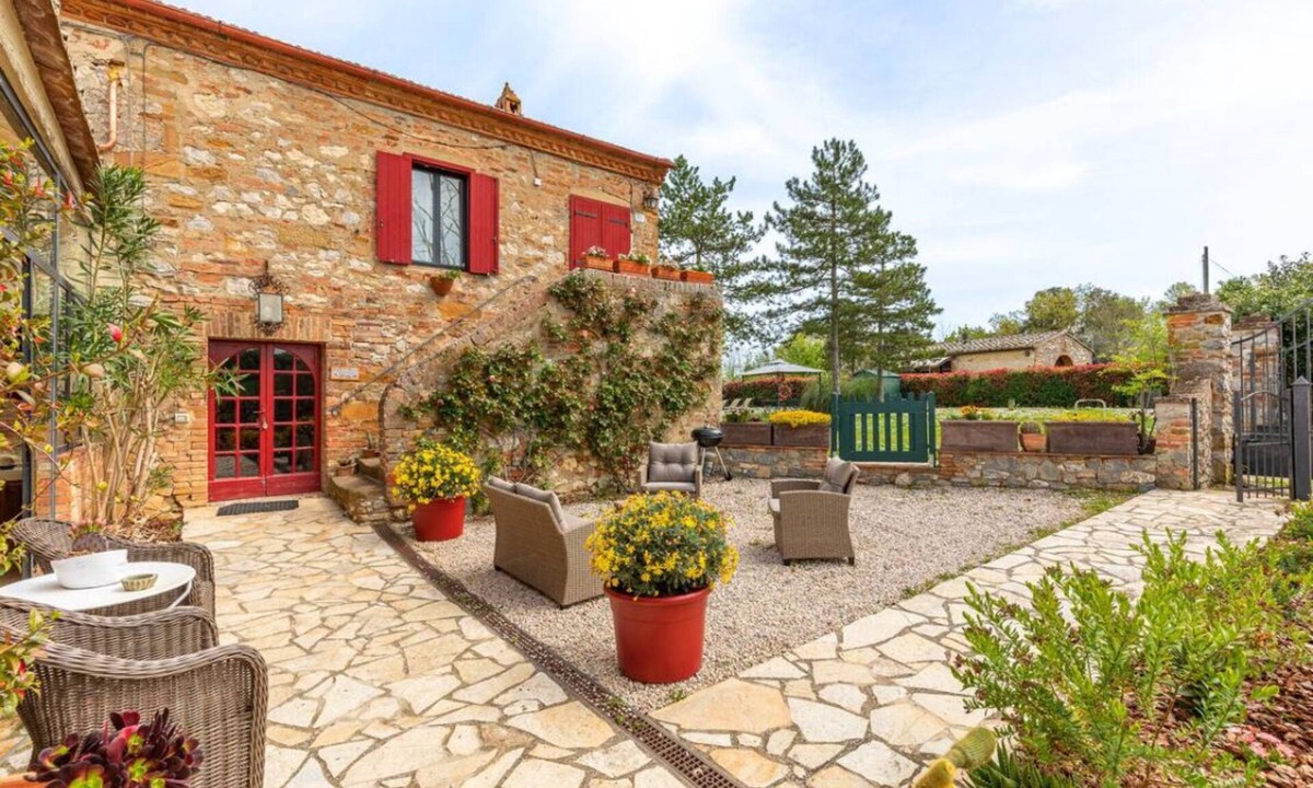 Trequanda House | Beautiful restored farmhouse with swimming pool in the quiet of the Sienese hills.