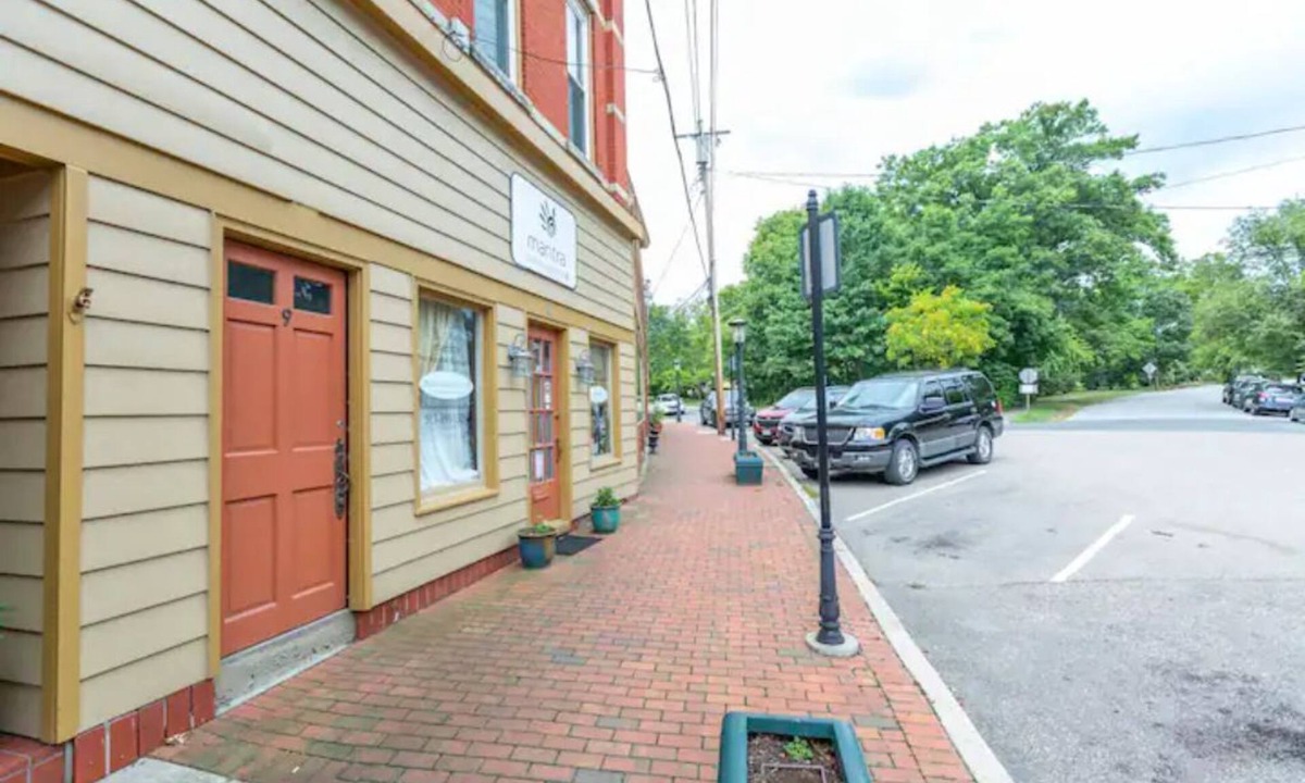 Glendale Apartment | Beautiful Suite 6, Cozy and antique gem - Queen bed- Sleeps 4