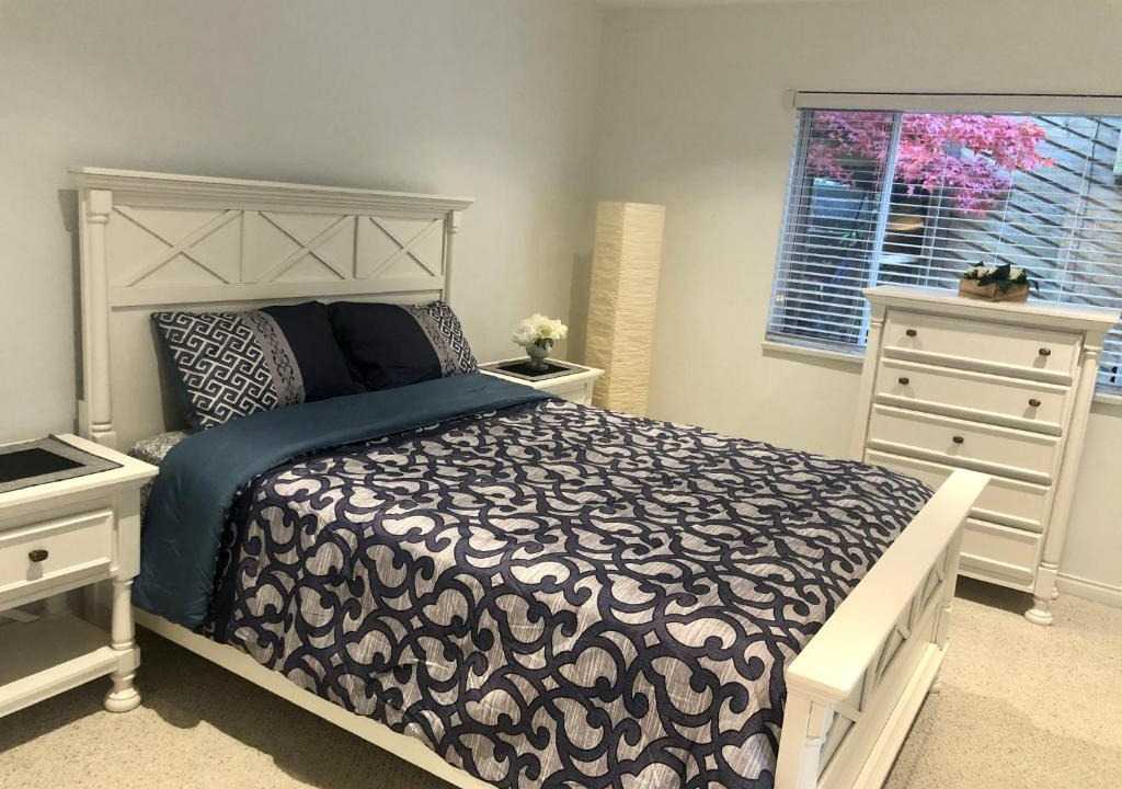 Central Lonsdale House | Beautiful Two Bedroom Suite