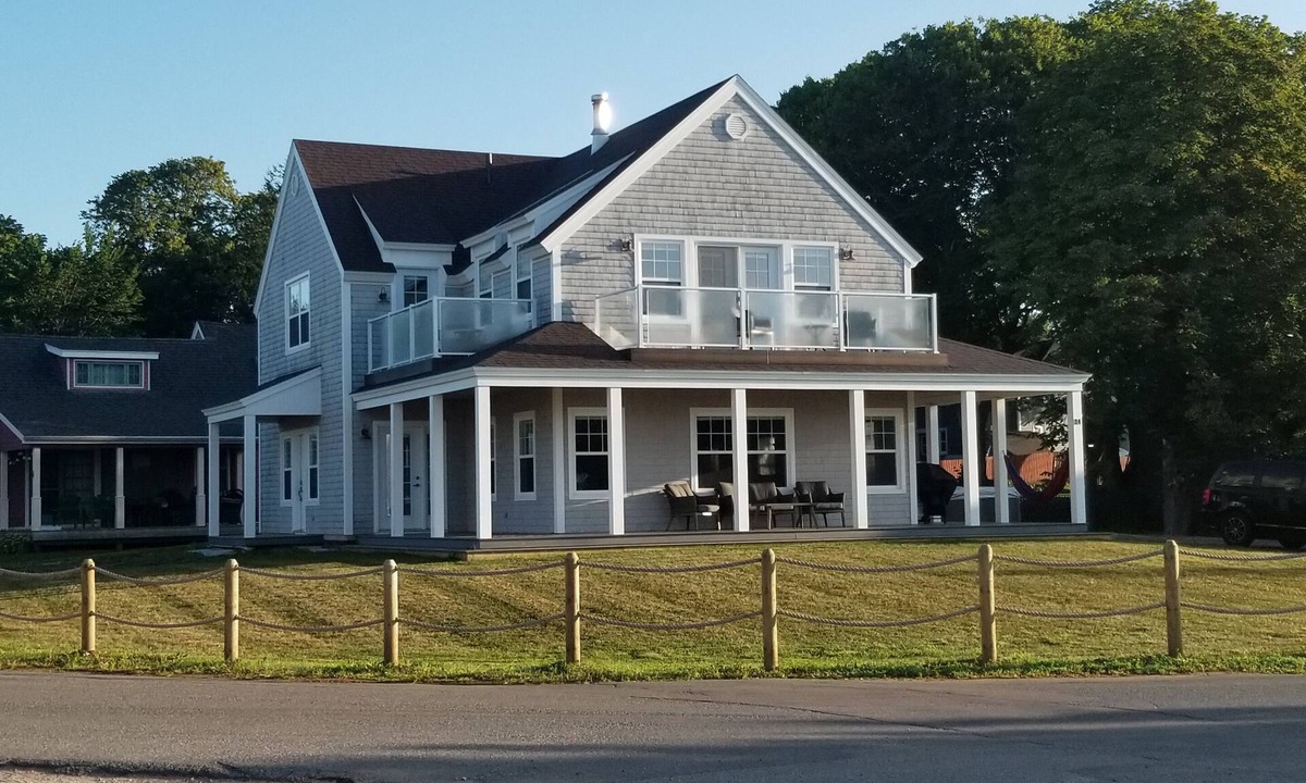 Victoria House | Beautiful water front beach-house in picturesque Victoria-By-The-Sea