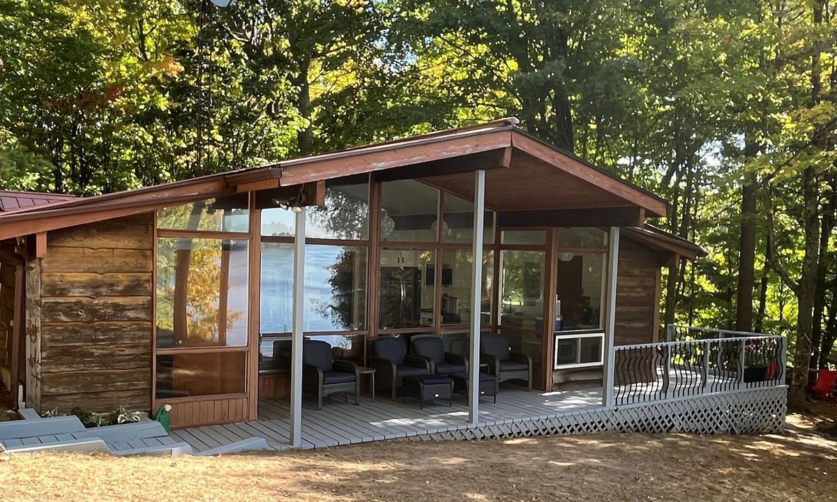 Delta Cottage | Beautifully renovated 3 bedroom lakeside cottage