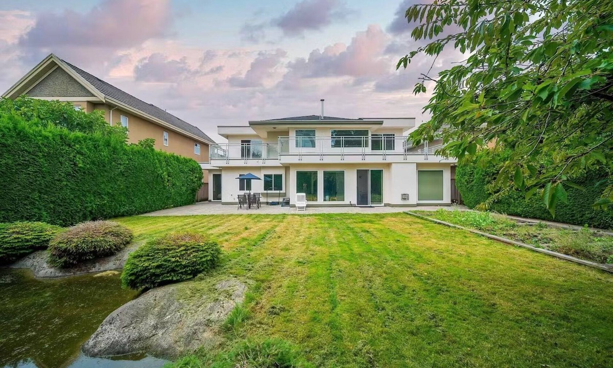 Richmond House | Big Beautiful House in Richmond center