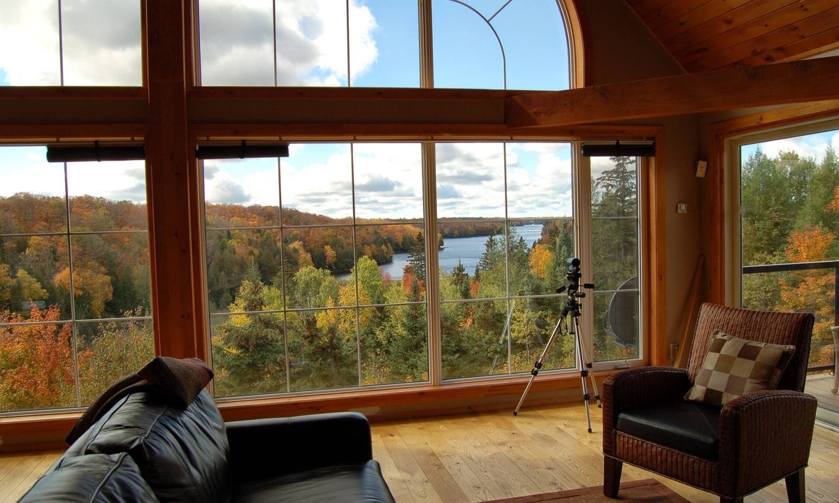 Dunchurch Cottage | BIG Family & Multi-Family Cottage with Incredible View, Hot Tub & Sauna
