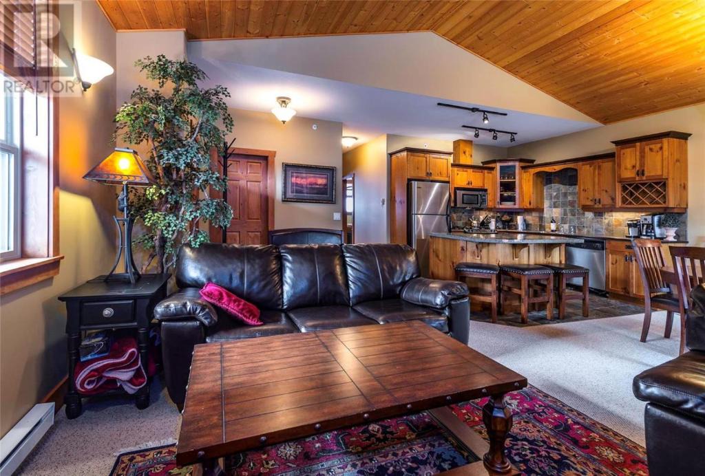 Big White Ski Resort Apartment | Big White 2 Bdrm 2 Bath, 12' vaulted ceilings, 70 inch TV, Hot Tub
