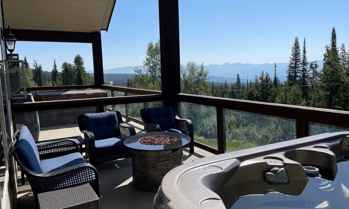 Snow Pine Estates Ski Chalet | Big White Large Dog Friendly Chalet with Private Hot Tub!