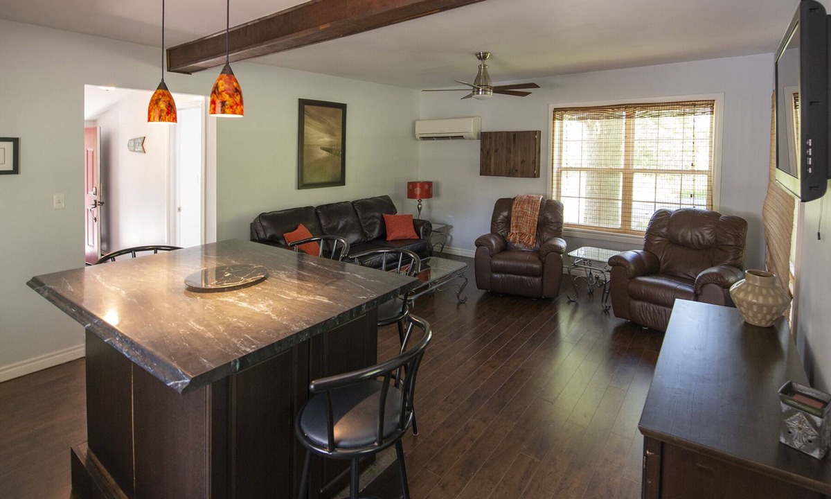 Leamington Cottage | Bird's Nest at Hillman Marsh - Cute cozy cottage - WIFI now available!